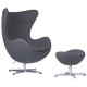 Réplique de la chaise Egg avec repose-pieds du designer Arne Jacobsen